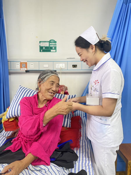 患者对医院暖心服务点赞。天全县中医医院供图 患者对医院暖心服务点赞。天全县中医医院供图