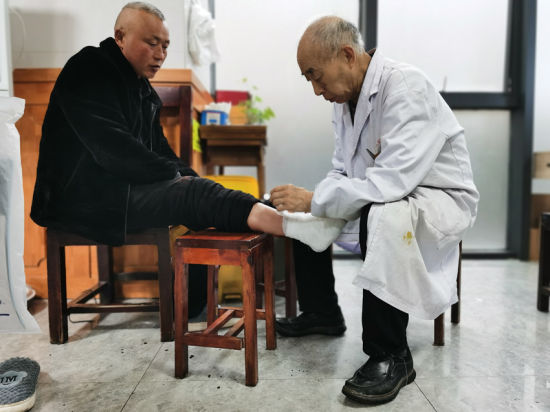 “大先生”正在给病人诊治。天全县中医医院供图 “大先生”正在给病人诊治。天全县中医医院供图