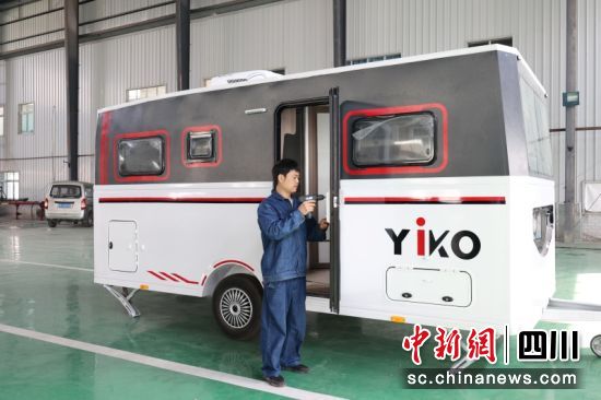 在一可智能拖挂房车总装车间,工人正在安装门框。西充县委宣传部供图 在一可智能拖挂房车总装车间,工人正在安装门框。西充县委宣传部供图