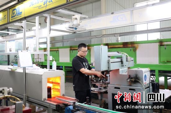 在律奥汽配生产车间,工人正在印刷产品图案。廖桂华 摄 在律奥汽配生产车间,工人正在印刷产品图案。廖桂华 摄