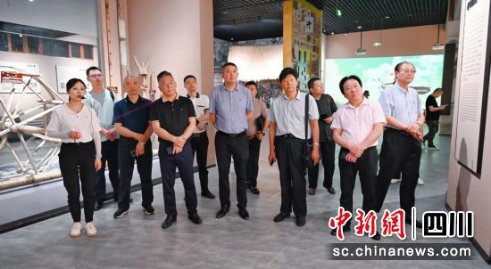 作家艺术家参观卓筒井博物馆。杨明强 摄 作家艺术家参观卓筒井博物馆。杨明强 摄