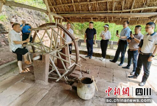 作家艺术家们现场观摩从300多米的深井提取盐卤水的情景。杨明强 摄 作家艺术家们现场观摩从300多米的深井提取盐卤水的情景。杨明强 摄