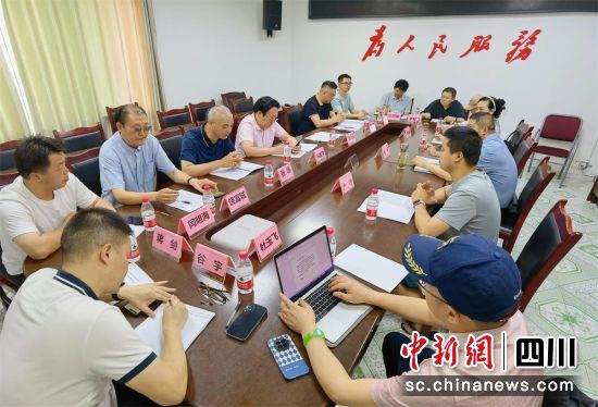 作家艺术家与乡镇领导举行座谈交流会。杨明强 摄 作家艺术家与乡镇领导举行座谈交流会。杨明强 摄