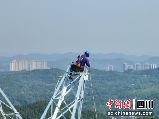 成渝中线资阳段三条高等级电力线路完成迁改。中铁八局电务公司 供图 成渝中线资阳段三条高等级电力线路完成迁改。中铁八局电务公司 供图