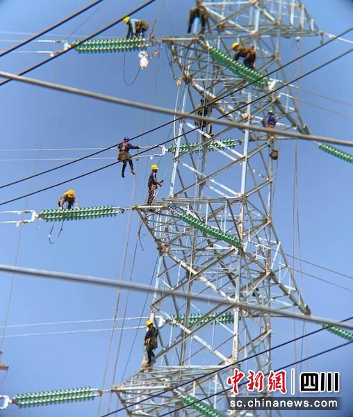 工人们正在紧张作业。中铁八局电务公司 供图 工人们正在紧张作业。中铁八局电务公司 供图