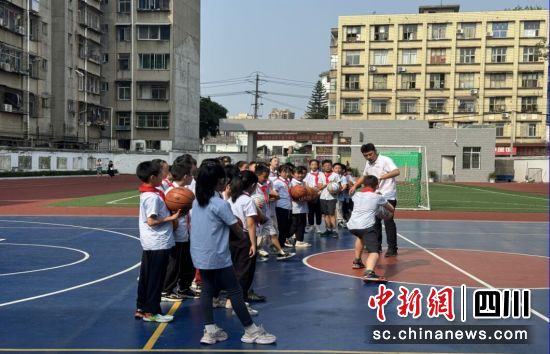 成都市石室小学教师开展一体化篮球课教学。成都市石室小学供图 成都市石室小学教师开展一体化篮球课教学。成都市石室小学供图