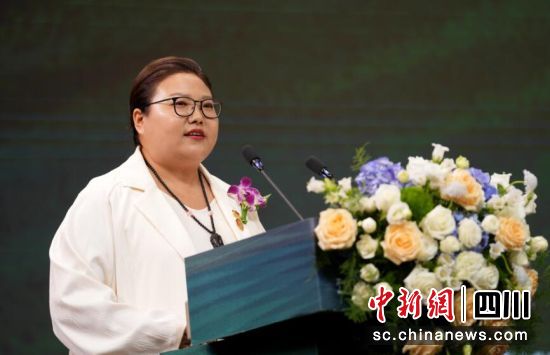 不得了品牌创始人、爱卡卡品牌创始人、四川爱卡卡集团有限公司董事长兼总裁范小娟在典礼上致辞。安源 摄 不得了品牌创始人、爱卡卡品牌创始人、四川爱卡卡集团有限公司董事长兼总裁范小娟在典礼上致辞。安源 摄