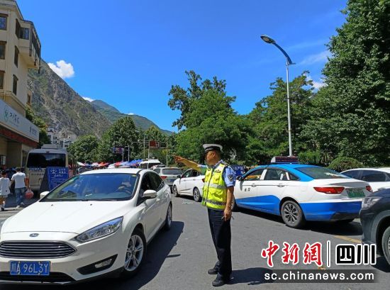 汶川交警开展交通秩序维护。汶川县委宣传部供图 汶川交警开展交通秩序维护。汶川县委宣传部供图