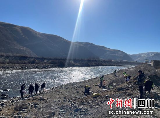 开展河道沟渠垃圾清理。壤塘县委宣传部供图 开展河道沟渠垃圾清理。壤塘县委宣传部供图