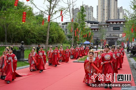 新人穿过爱情长廊。营山县委宣传部供图 新人穿过爱情长廊。营山县委宣传部供图