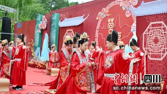 营渠联合举办集体婚礼。营山县委宣传部供图 营渠联合举办集体婚礼。营山县委宣传部供图