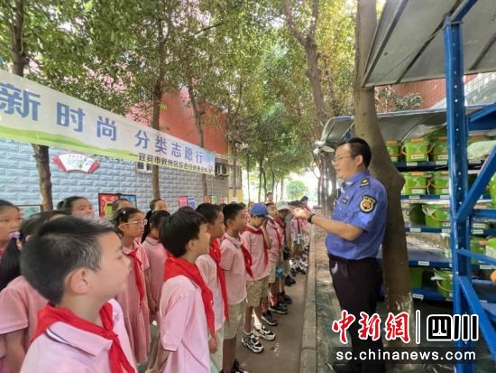 工作人员为同学们讲解各类垃圾的分类标准、投放方法以及分类处理的意义。曾钰茹 摄 工作人员为同学们讲解各类垃圾的分类标准、投放方法以及分类处理的意义。曾钰茹 摄
