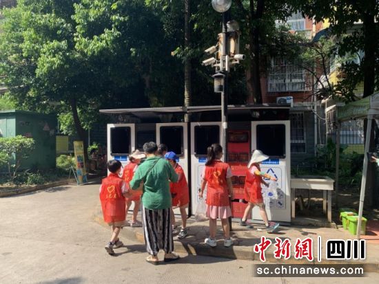 同学们化身为督导员,认真指导居民们正确分类投放垃圾。曾钰茹 摄 同学们化身为督导员,认真指导居民们正确分类投放垃圾。曾钰茹 摄