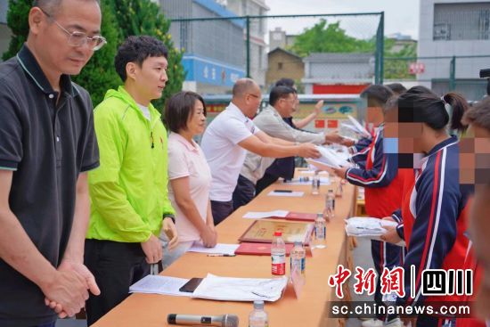 公益活动现场。成都市关心下一代基金会供图 公益活动现场。成都市关心下一代基金会供图