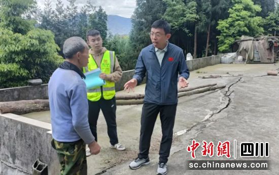 巡查现场。雨城融媒 供图 巡查现场。雨城融媒 供图