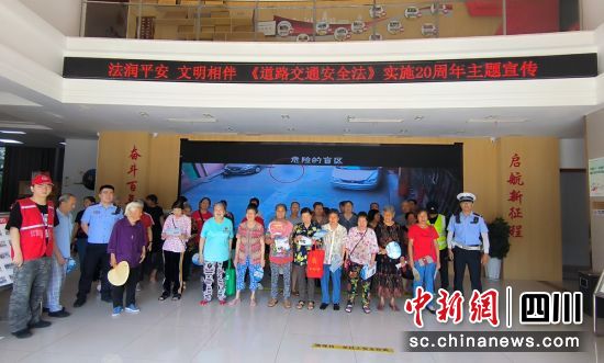 活动留影。沿滩交警 供图 活动留影。沿滩交警 供图