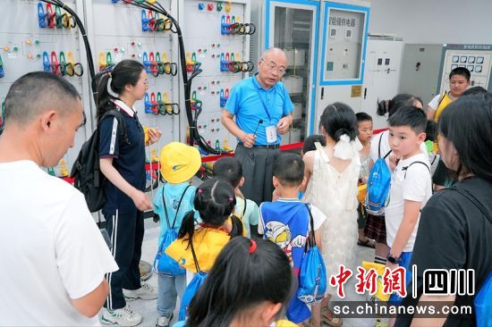 孩子们在地铁参观。成都轨道集团供图 孩子们在地铁参观。成都轨道集团供图