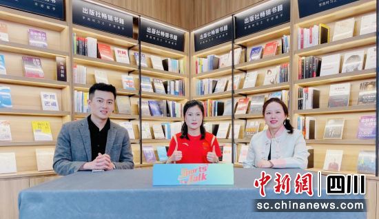 邱挑和主持人及嘉宾在新网银行直播间。新网银行供图 邱挑和主持人及嘉宾在新网银行直播间。新网银行供图