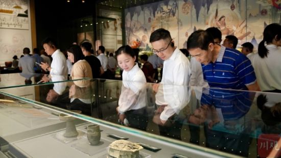 观众参观宜宾竹文化博物馆。 观众参观宜宾竹文化博物馆。