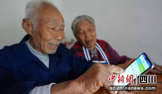 毛述康老人用手机记账。荣县融媒供图 毛述康老人用手机记账。荣县融媒供图