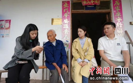 交流记账工作。荣县融媒 供图 交流记账工作。荣县融媒 供图