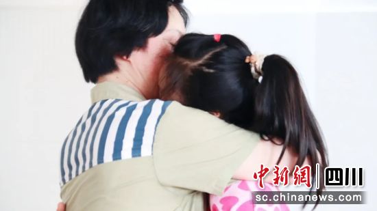 张某紧紧拥抱女儿。四川省女子监狱供图 张某紧紧拥抱女儿。四川省女子监狱供图