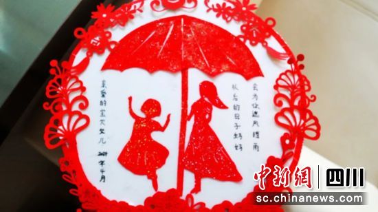 张某为女儿制作的手工礼物。四川省女子监狱供图 张某为女儿制作的手工礼物。四川省女子监狱供图