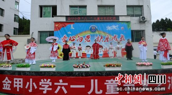 学生正在展示剪纸时装秀。周亮 摄 学生正在展示剪纸时装秀。周亮 摄