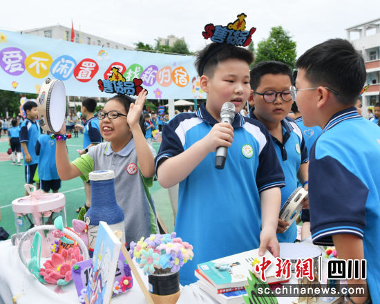 学生在“跳蚤市场”上售卖闲置物品。彭圣洲 摄 学生在“跳蚤市场”上售卖闲置物品。彭圣洲 摄