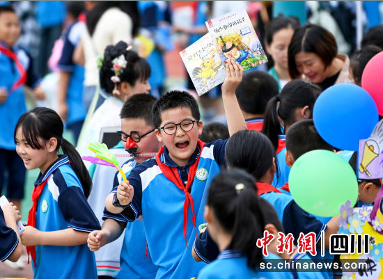 学生在“跳蚤市场”上吆喝推销书籍。刘永红 摄 学生在“跳蚤市场”上吆喝推销书籍。刘永红 摄