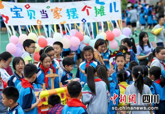 学生在“跳蚤市场”上交换物品,体验购物。刘永红 摄 学生在“跳蚤市场”上交换物品,体验购物。刘永红 摄
