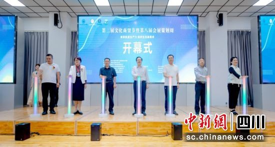 四川文化产业职业学院第二届文化商贸节暨第八届会展策划周开幕式现场。屈培泉 摄 四川文化产业职业学院第二届文化商贸节暨第八届会展策划周开幕式现场。屈培泉 摄