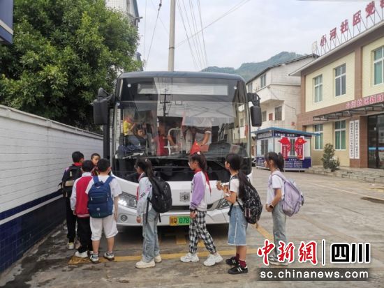 学生放学后有序乘车。 王俊杰 摄 学生放学后有序乘车。 王俊杰 摄