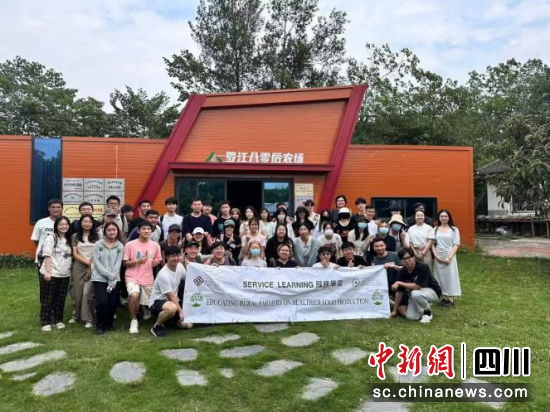 参观罗江八零后农场。 罗江区委宣传部供图 参观罗江八零后农场。 罗江区委宣传部供图