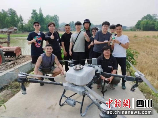 体验农机的使用。 罗江区委宣传部供图 体验农机的使用。 罗江区委宣传部供图