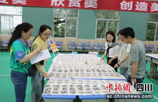 现场评比。贡井融媒 供图 现场评比。贡井融媒 供图