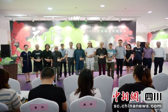 为参展画家代表颁发《入展证书》。郑政 摄 为参展画家代表颁发《入展证书》。郑政 摄