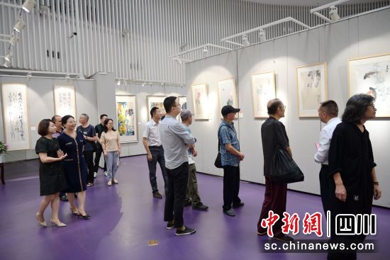 观展群众络绎不绝。郑政 摄 观展群众络绎不绝。郑政 摄