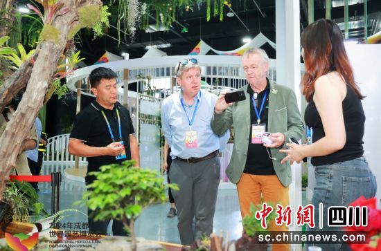 世界园艺大师参观郫都分会场花魔方展馆。郫都区融媒体中心 供图 世界园艺大师参观郫都分会场花魔方展馆。郫都区融媒体中心 供图