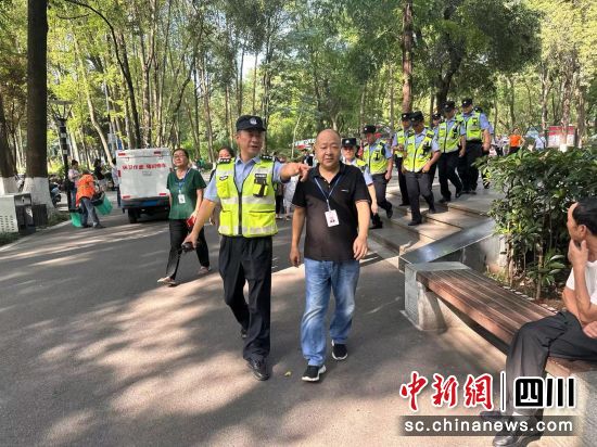 民警正在巡逻。 绵阳市公安局特巡警支队巡逻八大队供图 民警正在巡逻。 绵阳市公安局特巡警支队巡逻八大队供图