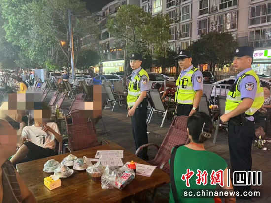 民警正在巡逻。 绵阳市公安局特巡警支队巡逻八大队供图 民警正在巡逻。 绵阳市公安局特巡警支队巡逻八大队供图