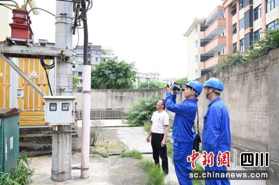 运维人员对洪雅中学线路和设备开展隐患排查工作。万欣 摄 运维人员对洪雅中学线路和设备开展隐患排查工作。万欣 摄