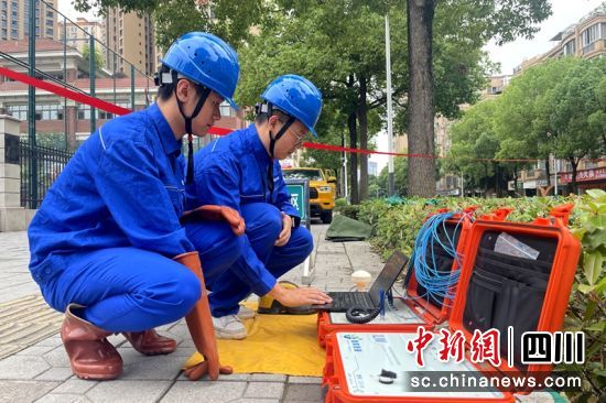 电力检修人员用双端局放验电器检测考点供电线路。邓文瑜 摄 电力检修人员用双端局放验电器检测考点供电线路。邓文瑜 摄