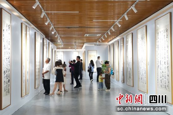 当代五体书法大展吸引市民观展。夹江融媒中心供图 当代五体书法大展吸引市民观展。夹江融媒中心供图