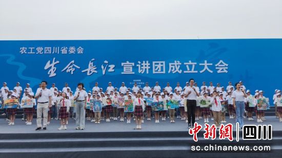 宣传团成员朗诵、演唱《长江之歌》。丁小兰 摄 宣传团成员朗诵、演唱《长江之歌》。丁小兰 摄
