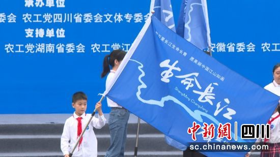 现场授旗。丁小兰 摄 现场授旗。丁小兰 摄