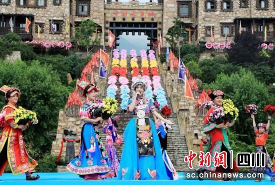 图为去年“瓦尔俄足节”活动照片。茂县县委宣传部供图 图为去年“瓦尔俄足节”活动照片。茂县县委宣传部供图