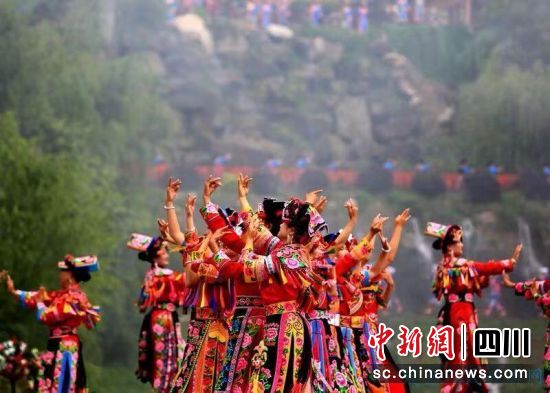 图为去年“瓦尔俄足节”活动照片。茂县县委宣传部供图 图为去年“瓦尔俄足节”活动照片。茂县县委宣传部供图