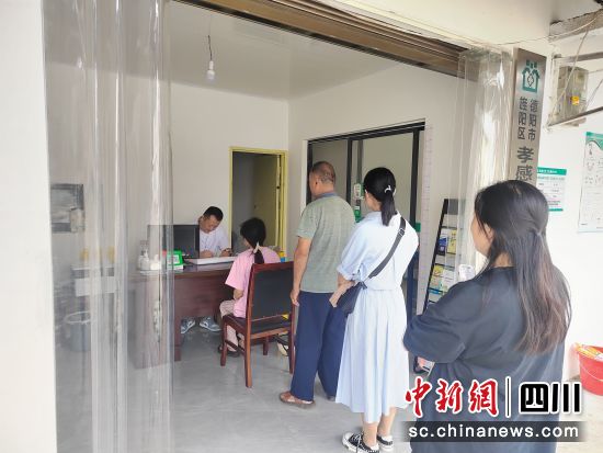 村民正在排队就医。 孝感街道纪工委供图 村民正在排队就医。 孝感街道纪工委供图