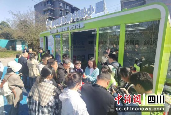 媒体、市民走进“碳中和”小屋。张浪 摄 媒体、市民走进“碳中和”小屋。张浪 摄